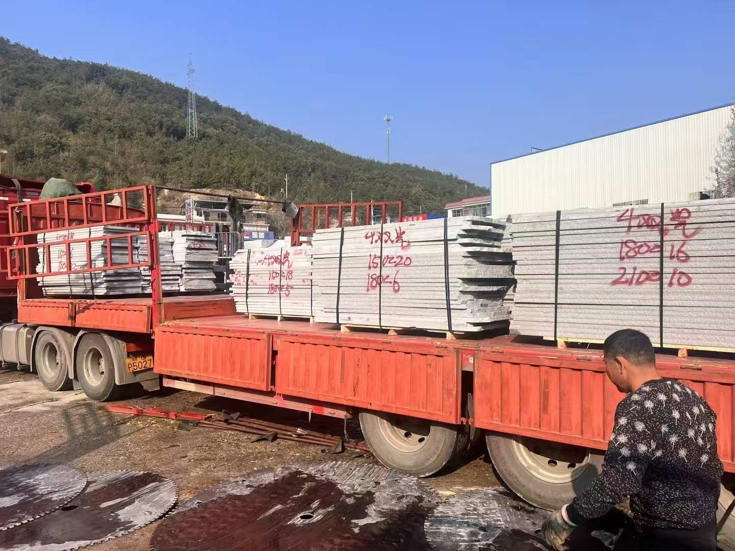 遵义 芝麻灰花岗岩光面毛板出货日常